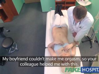Namaak ziekenhuis verlegen patiënt met soaking nat poesje squirts op docs vingers