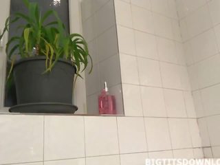 Con quái vật ngực thiếu niên dùng một exceptional tắm sống đến các webcam