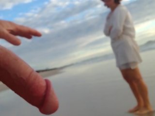 Публічний ерекція одягнена жінка голий чоловік пляж encounter між володарка і чоловік ексгібіціоніст