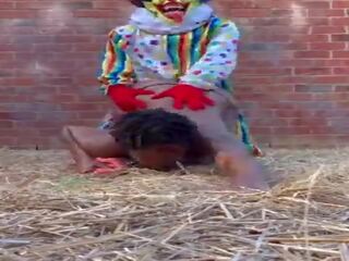 Gibby die clown fickt dunkelhäutig im ein barn