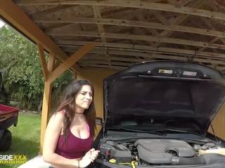 Roadside - Latina wife has xxx movie with her mechanic outside