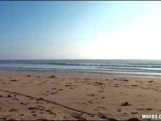 Deity είναι επί ο παραλία και έχει xxx βίντεο εκεί