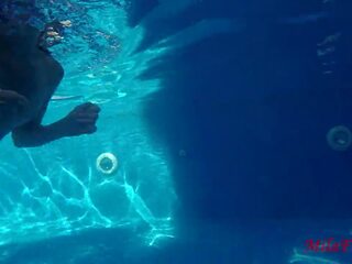 To jenter knullet høyre undervann i den basseng: tenåring skitten klipp
