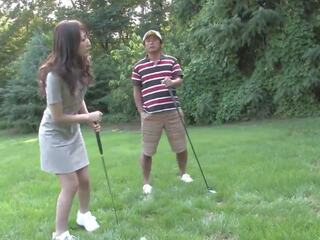 Eager bruneta miluje sání těžký bodnutí na the golfové. | xhamster