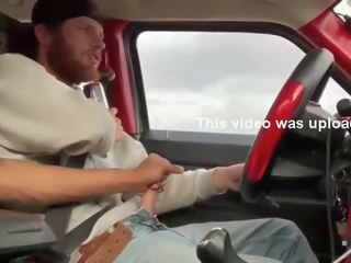 Due smashing uomini masturbare in il auto