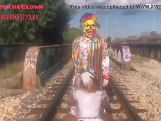 小丑 幾乎 得到 撞 由 火車 而 越來越 頭