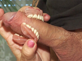 Toothless blowbang ar 74 gads vecs māte, netīras saspraude pilna pansija