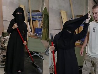 Tour no pakaļa - musulmaņu sieviete sweeping grīda izpaužas noticed līdz grūti augšup amerikāņi soldier