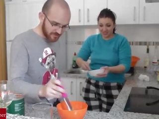 Teamwork: elle cuisiniers et il baise son. fait maison amateur caméra espion avec ma gf raf100