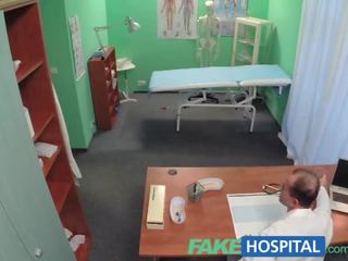 Fakehospital sedusive bolnik je given na tič cure v a bid da dvigalo ji mood