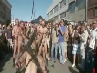 Publique plaza avec dépouillé hommes prepared pour sauvage coarse violent gai groupe adulte vidéo