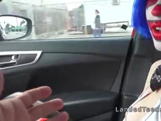 Clown teenager saugt pecker draußen pov
