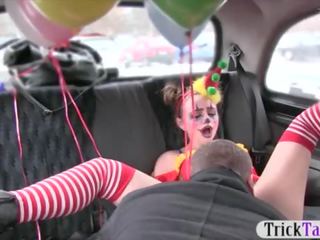 Gal v klaun kostým v prdeli podle the řidič pro volný fare