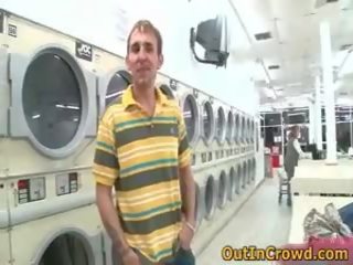 Lascivní homosexuál youths mající špinavý film v veřejné laundry 1 podle outincrowd