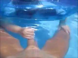 Porca esposa dar marido punhetas em piscina debaixo de água & ir à frente ele ejaculações debaixo de água